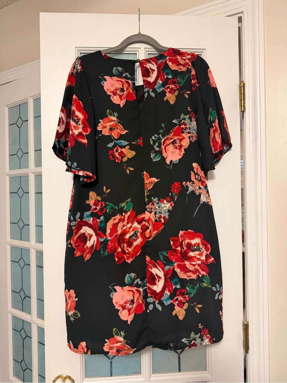 Floral Shift Dress in Black and Red - - Picture 2 of 6
